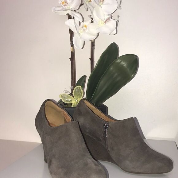 NWOB Clark’s Artisan Booties   - Picture 4 of 7